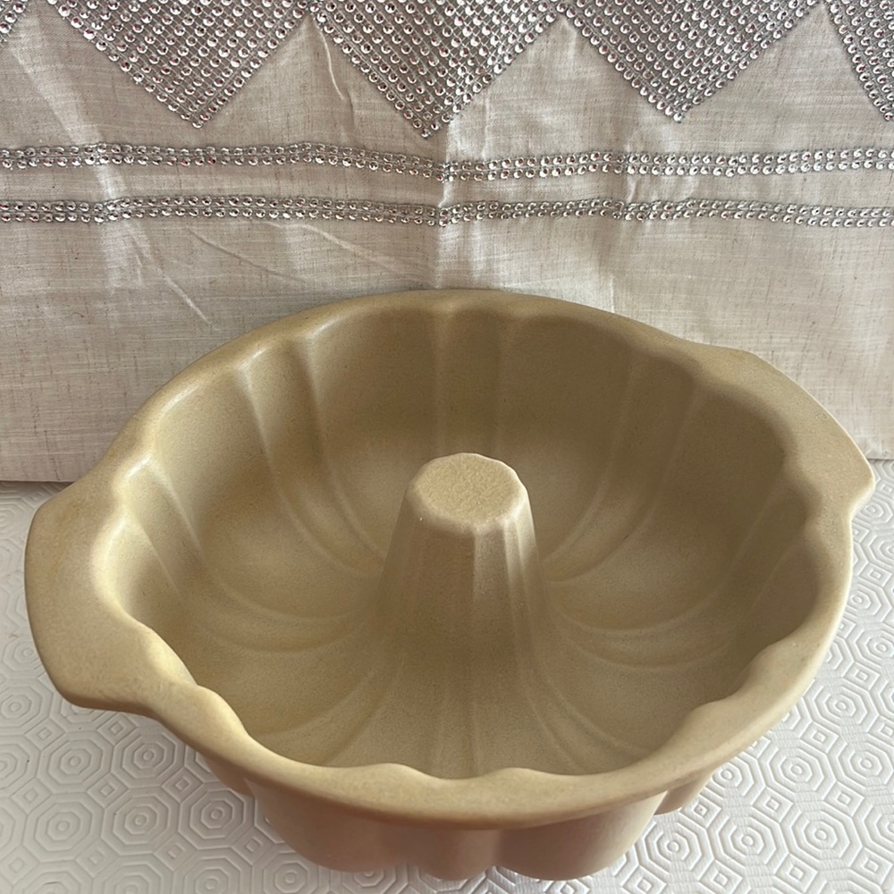 Pampered Chef Stoneware Bundt Pan